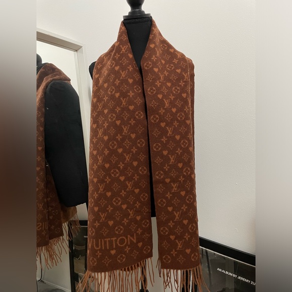 LV Game On Scarf / monogram pattern - Picture 1 of 7